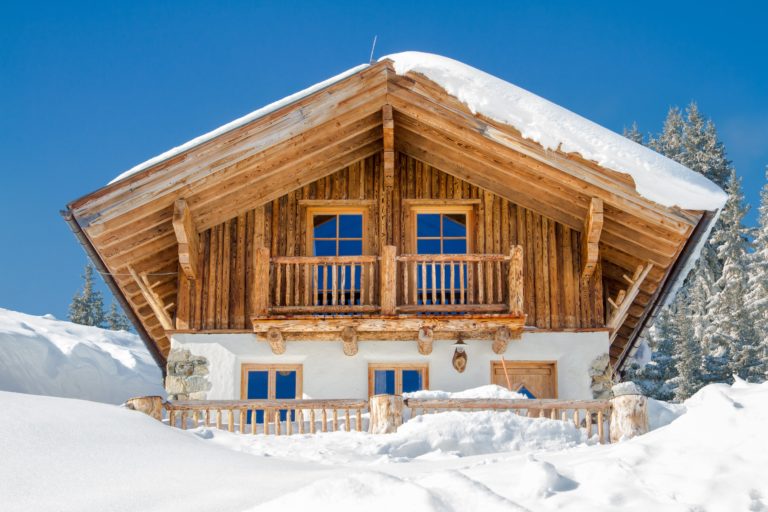 Chalet traditionnel dans les Alpes