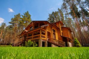 Manoir en bois dans la pinède